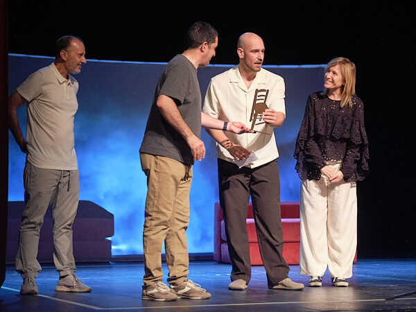 Tomás Verdú rep el Premi de Teatre Ciutat d’Alcoi 2025 en una edició de la Fira d’Arts Escèniques de la CV marcada pel suport del sector